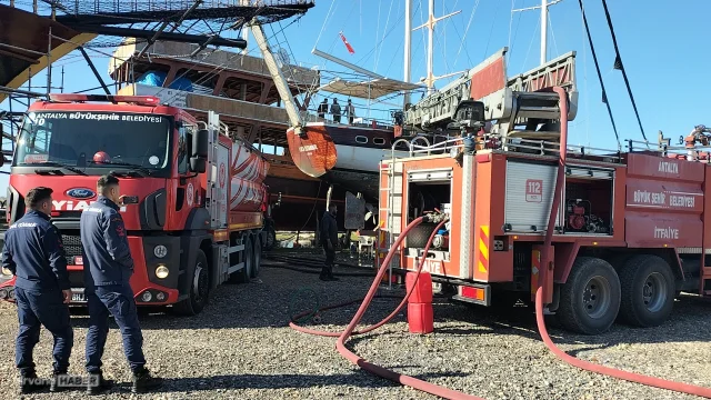 Antalya’da tersanede tekne yangını: Tekne kullanılamaz hale geldi