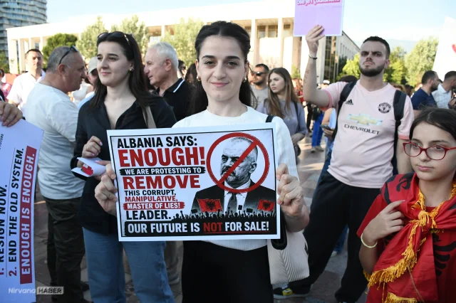 Protestoların 10’uncu günü: “Arnavutluk satılık değildir”