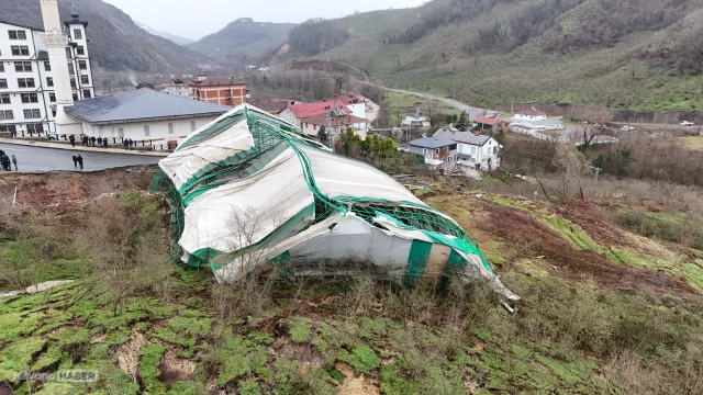 Ordu’da heyelan felaketi: Fatsa’da 2 ev ve halı saha yıkıldı