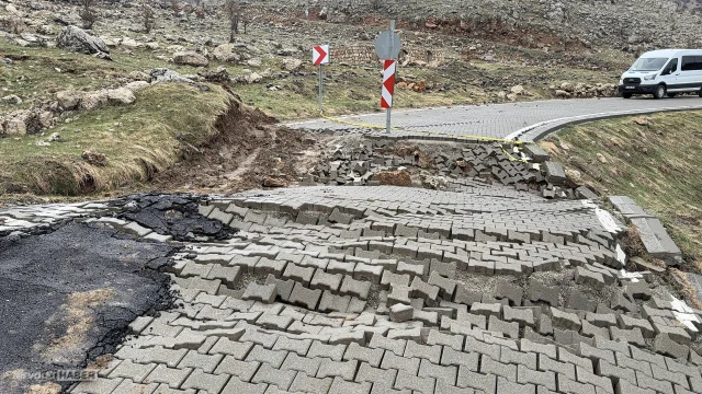 Nemrut Dağı'nda göçük nedeniyle ulaşıma kapanan yol çalışması sürüyor
