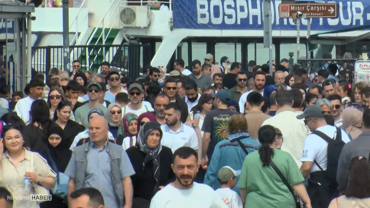 Eminönü'nde Kurban Bayramı öncesi yoğunluk oluştu