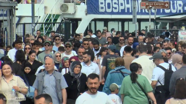 Eminönü'nde Kurban Bayramı öncesi yoğunluk oluştu