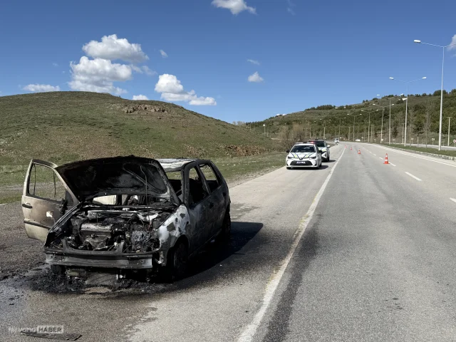 Erzurum’da motor kısmından alev alan otomobil küle döndü