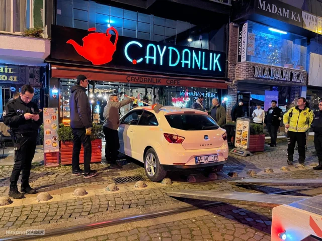 Kocaeli'de kontrolden çıkan otomobil kafeteryaya daldı