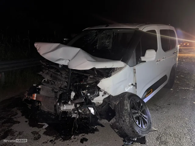 Sakarya'da otomobil ile hafif ticari aracın çarpışması sonucu 4 kişi yaralandı