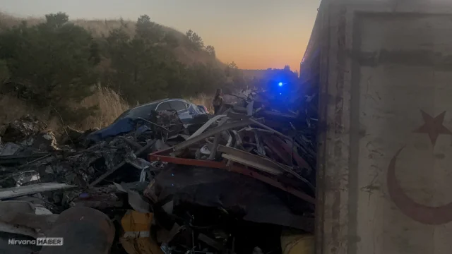 Hurda yüklü tır devrildi, yol savaş alanına döndü