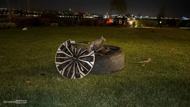 Fatih’te korkutan kaza: Otomobil takla atıp parka savruldu