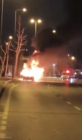 Kartal’da seyir halindeki otomobil alev topuna döndü