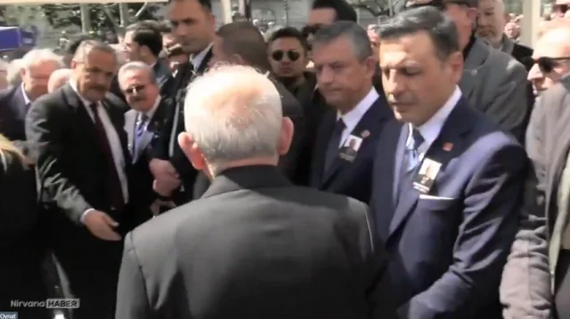 Kılıçdaroğlu tokalaşmadı! Özgür Özel'den konuyla ilgili açıklama...