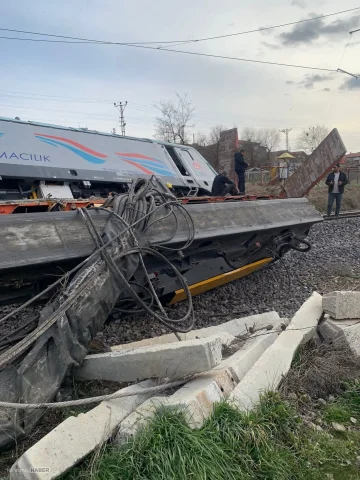 Nevşehir Kozaklı’da yük treni tıra çarptı