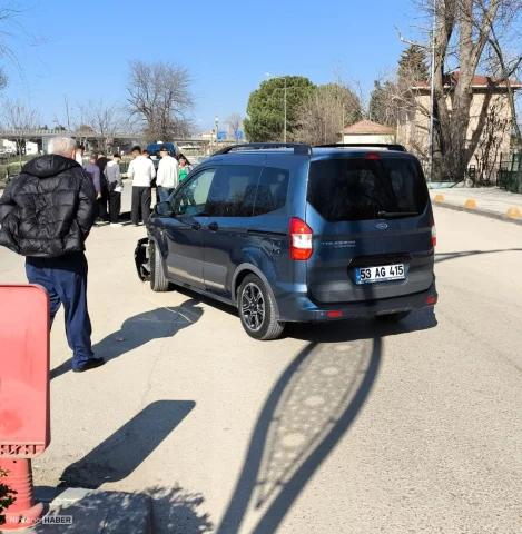 Edirne'de motosiklet ile hafif ticari araç çarpıştı: 2 kişi yaralandı