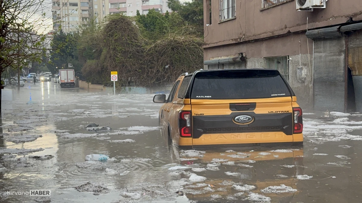 Adana’da sağanak ve dolu hayatı felç etti: Araçta mahsur kalanlar botla kurtarıldı