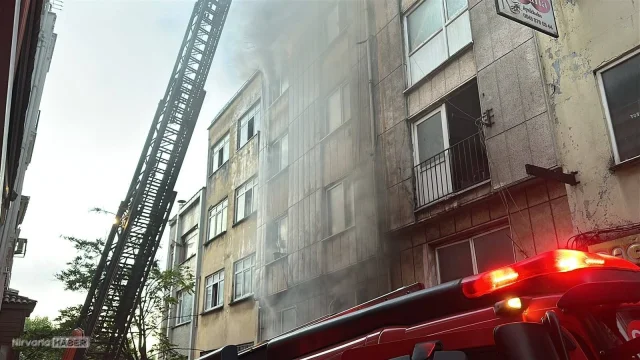 Fatih'te iş hanında yangın paniği: Bir kişi yaralandı