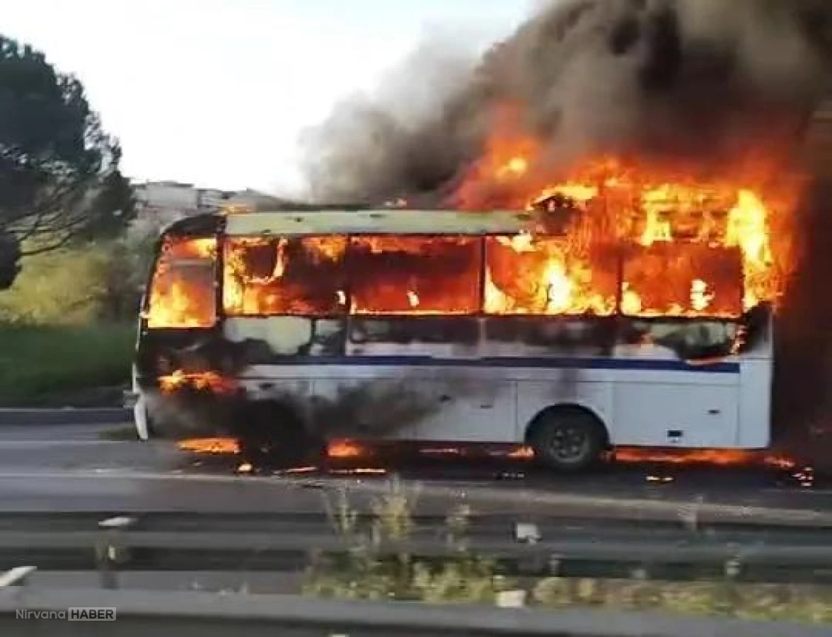 İstanbul Bayrampaşa’da seyir halindeki servis midibüsü alev alev yandı