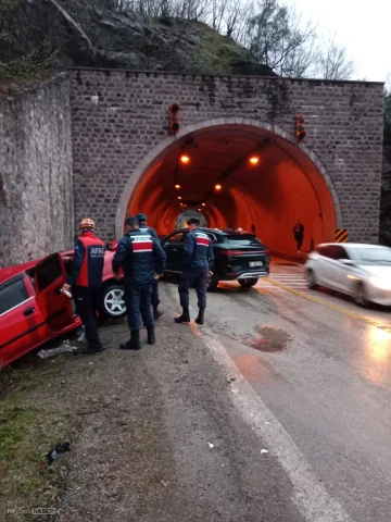 Karabük'te korkunç kaza: İki otomobil feci çarpıştı
