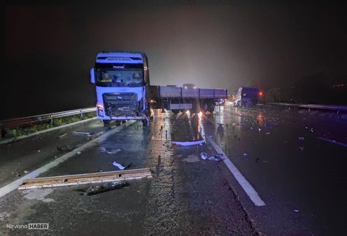 TAG Otoyolu'nda çekiciyle çarpışan kamyonetteki 1 kişi öldü, 1 kişi yaralandı