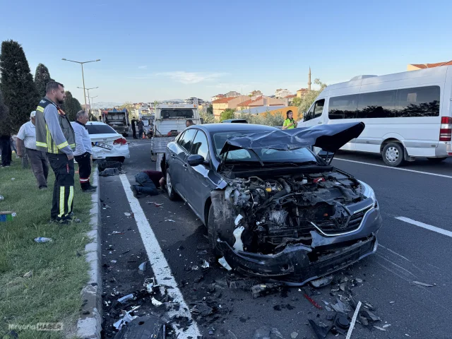 Nevşehir’de 4 otomobilin karıştığı zincirleme kazada 5 kişi yaralandı