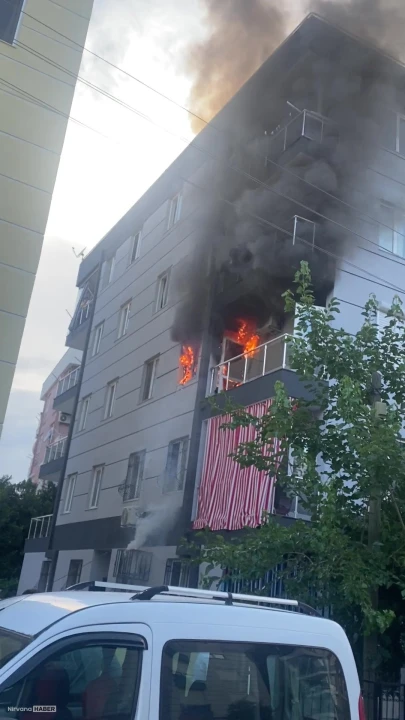 Antalya’da korku dolu anlar: Alevlerin arasında kalan iki kişi kurtarıldı