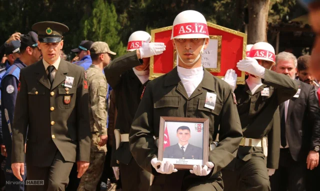 Ağrı'da şehit olan Uzman Çavuş Açay'ın naaşı dualar eşliğinde defnedildi!