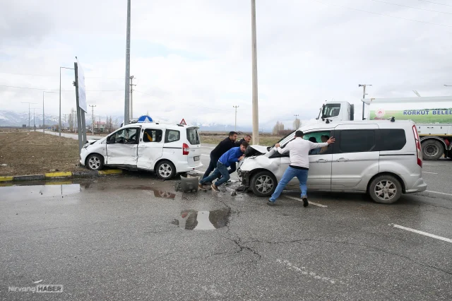 Muş’ta feci çarpışma: İki araç kaza yaptı, 9 kişi yaralandı