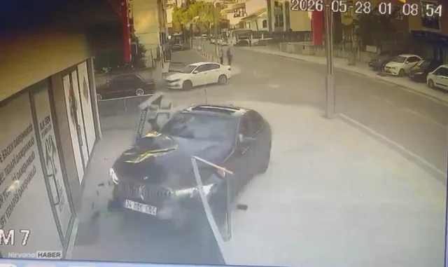 Kocaeli'de feci kaza: Kontrolden çıkan otomobil iş yerine girdi