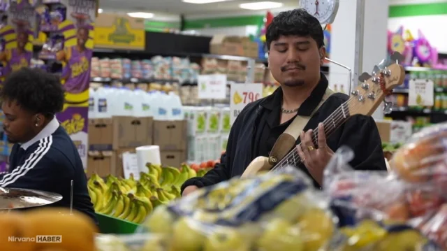 Manav reyonunda müzik ziyafeti: Küçük bir market dünyanın ilgisini çekti