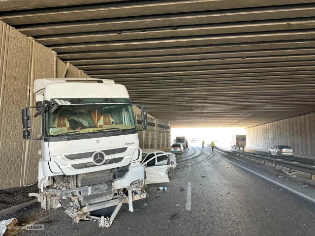 Uşak’ta feci kaza: Tır ile otomobil çarpıştı