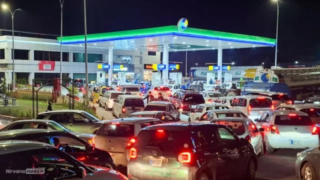 Pakistan'da benzin fiyatında yaşanan artışın ardından vergi kesintisi yapıldı