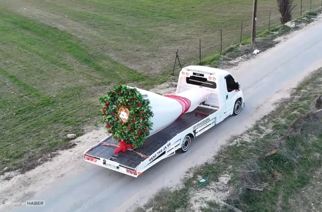 Oto kurtarıcı üzerinde dev buketle ‘evet’ aldı