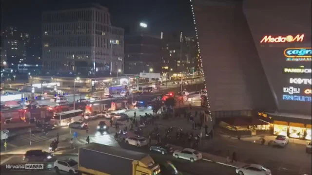 Kağıthane'de alışveriş merkezinde çıkan yangını söndürme çalışmaları devam ediyor