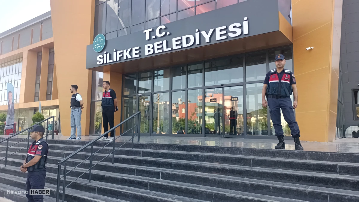 Mersin Silifke Belediyesi jandarma ekiplerince arandı: Çok sayıda gözaltı var