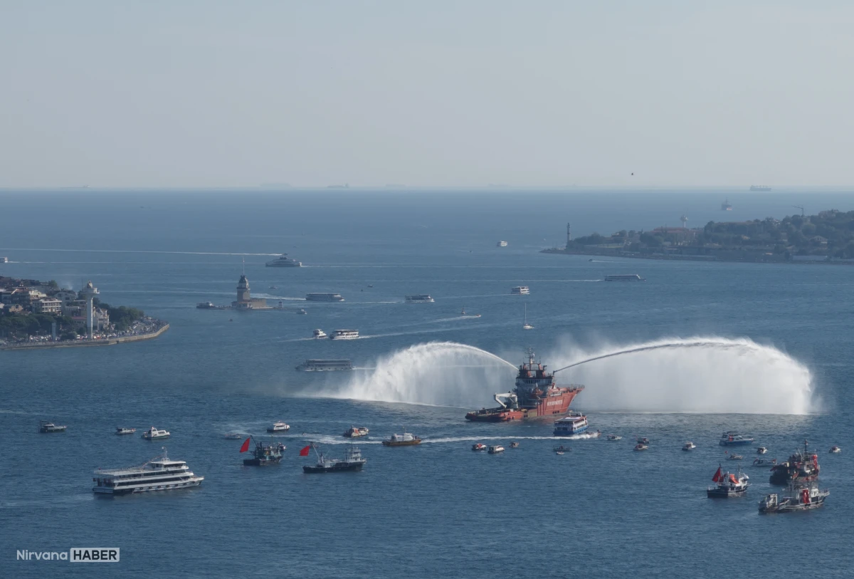 İstanbul Boğazı'nda 15 Temmuz'un 10. yılına özel dev deniz korteji