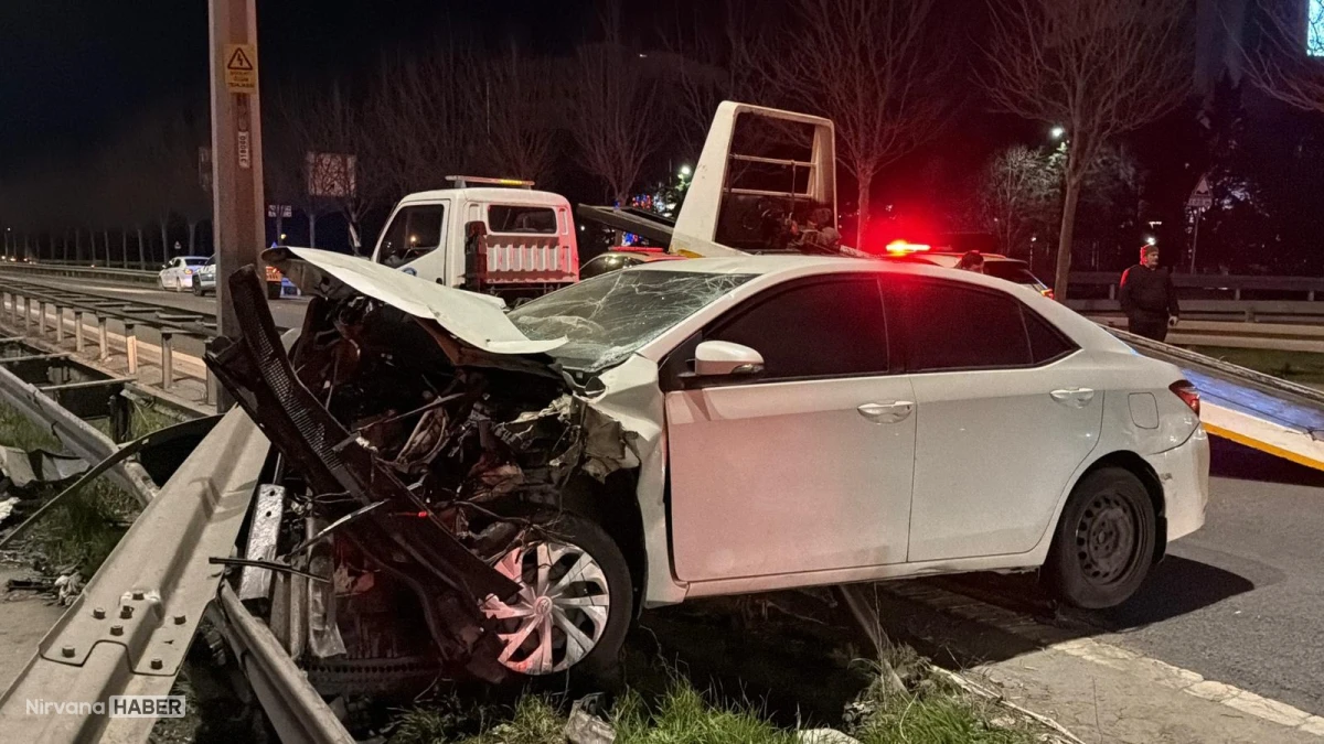 Kağıthane’de iki otomobil çarpıştı, biri bariyerlere savruldu.