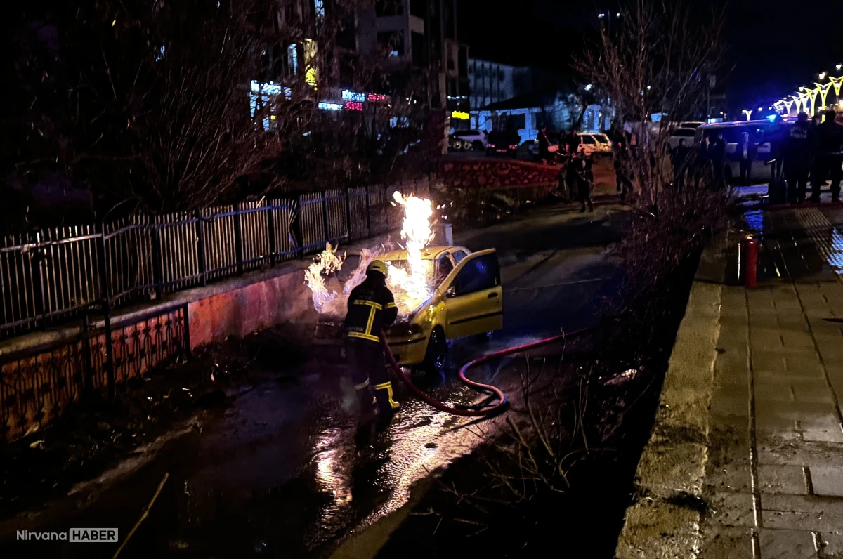 Bitlis'te seyir halindeki otomobil alev aldı