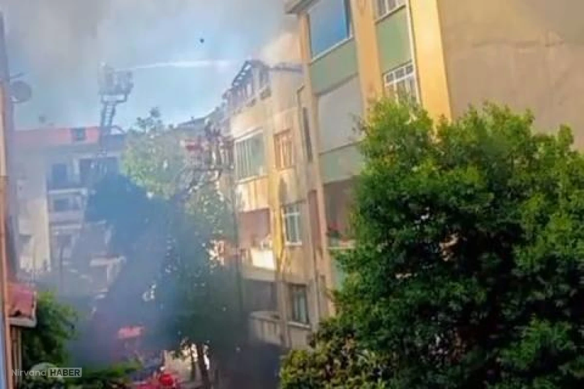 Tuzla'da çatı yangını: Yan binaya sıçrayan alevler kontrol altına alındı