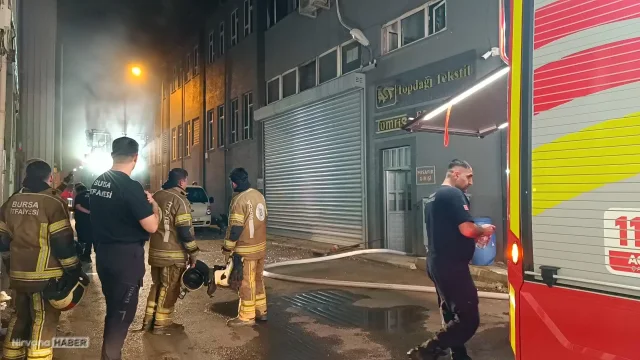 Bursa'da tekstil atölyesinde gece yarısı yangını: İtfaiye ekipleri hızla müdahale etti