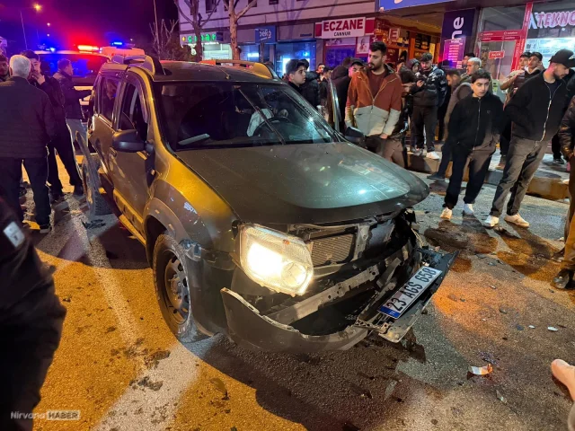 Elazığ'da park halindeki otomobil ile SUV çarpıştı