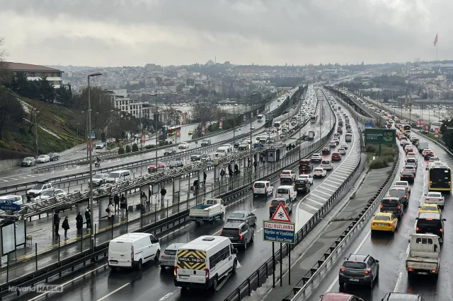 İstanbul’da akşam trafiği kilitlendi: Yoğunluk yüzde 78’e ulaştı