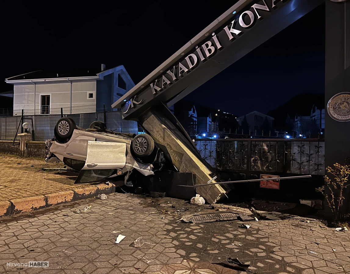 Kayseri’de takla atan otomobil, sitenin girişindeki beton bloğa çarptı