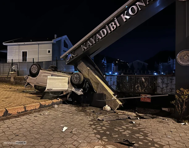 Kayseri’de takla atan otomobil, sitenin girişindeki beton bloğa çarptı