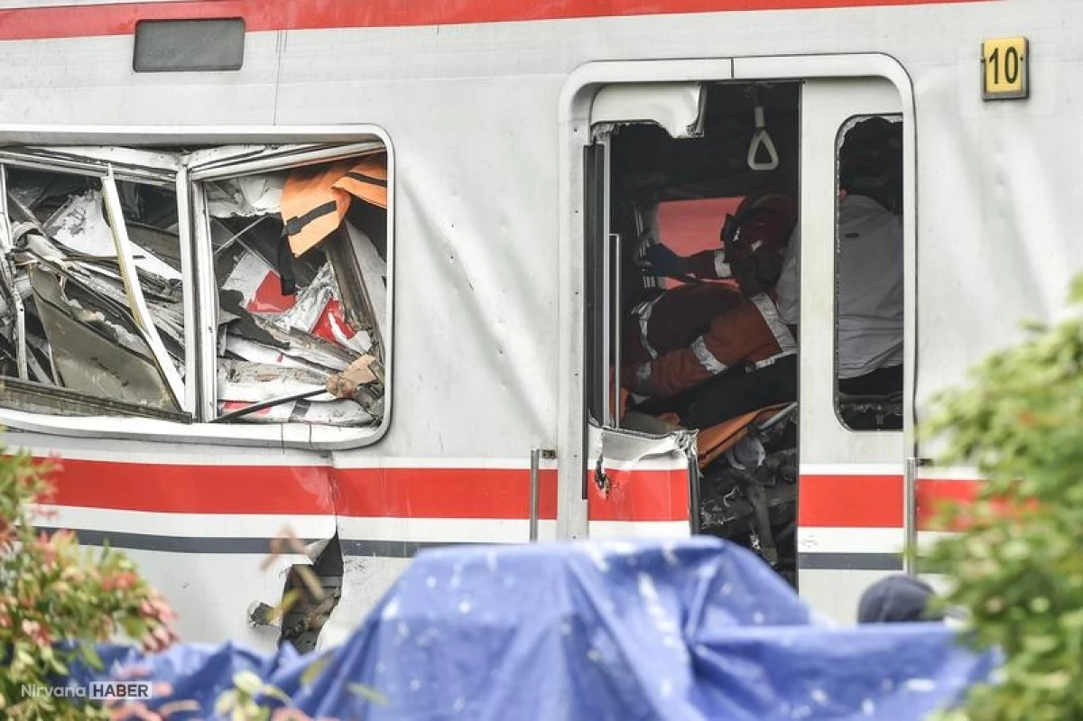 Endonezya'da tren faciası: Batı Java bölgesinde iki tren çarpıştı 14 ölü