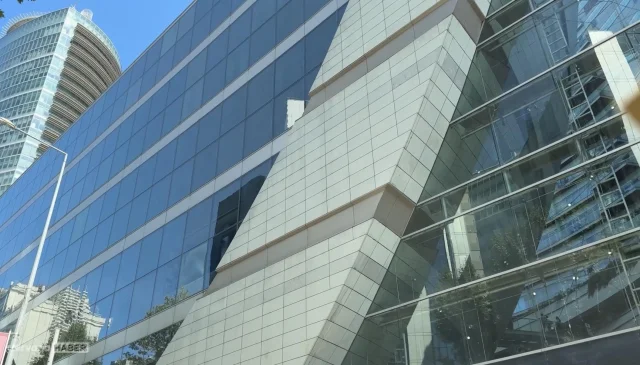 AVM girişinde çantasından çıkanlar herkesi şoke etti!