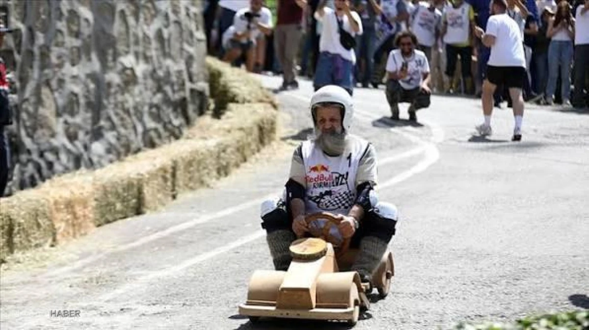 Uluslararası festival kapsamında tahta arabalar kıyasıya yarıştı