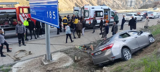 Sivas’ta korkutan kaza: Otomobil şarampole devrildi, 3 kişi yaralandı