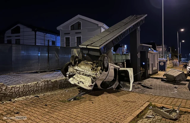 Kayseri’de takla atan otomobil, sitenin girişindeki beton bloğa çarptı