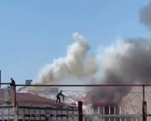 İstanbul Ataşehir'de 3 katlı binanın çatısında çıkan yangın söndürüldü