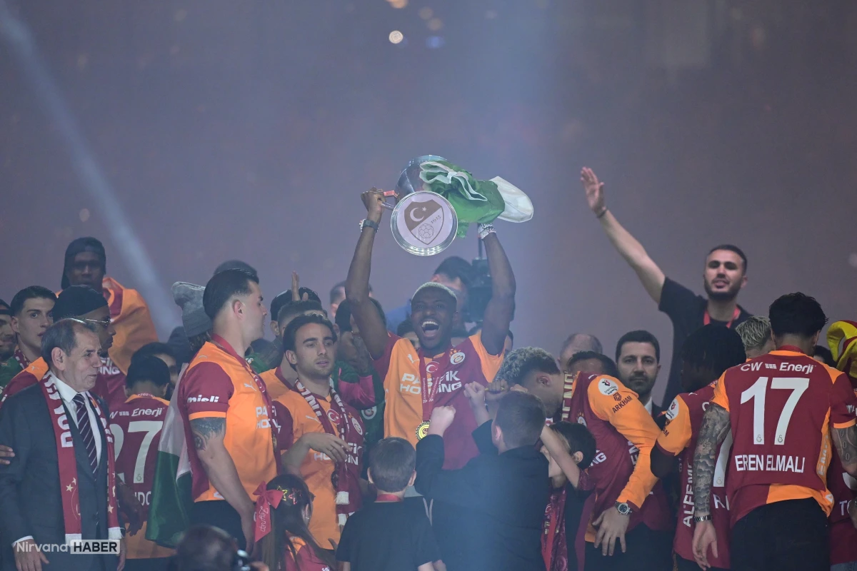 Süper Lig şampiyonu Galatasaray kupasını aldı