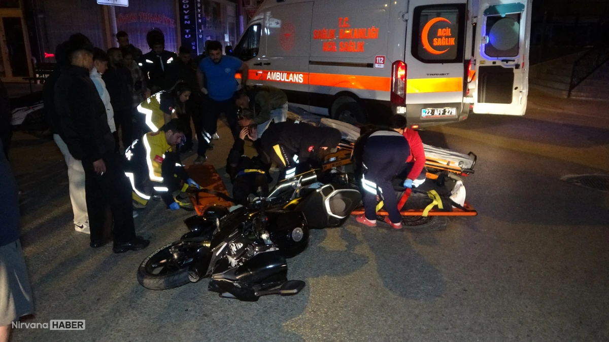 Edirne'de korkutan kaza: Kamyonetle çarpışan motosikletteki 2 genç yaralandı