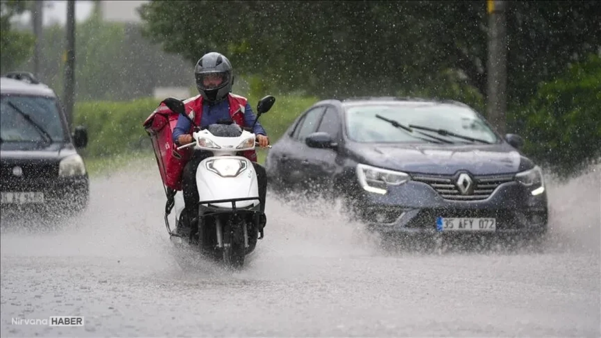 Kocaeli'de kuvvetli sağanak nedeniyle motosiklet ve kuryelere trafik yasağı