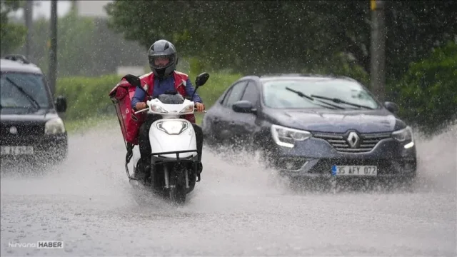 Kocaeli'de kuvvetli sağanak nedeniyle motosiklet ve kuryelere trafik yasağı